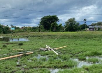 Lokasi mangsa maut semasa cuba mengambil layang-layang yang tersangkut di tiang elektrik di Kampung Tembiluk, Mengkabong Tuaran, Sabah semalam