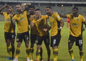 PEMAIN Perak meraikan jaringan ketika menentang UiTM FC dalam perlawanan Liga Super di Stadium Perak, Ipoh hari ini. - UTUSAN/ZULFACHRI ZULKIFLI