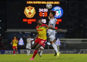 PENYERANG Selangor, Ifedayo Olisegun (kiri) bersaing dengan pemain Sabah dalam aksi Liga Super di Stadium MBPJ malam ini. - UTUSAN/SHIDDIEQIIN ZON