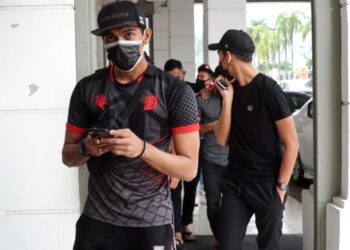 PEMAIN Perak FC keluar dari Stadium Perak selepas perjumpaan dengan pengurusan pasukan berhubung isu gaji di Ipoh semalam. - UTUSAN/ZULFACHRI ZULKIFLI