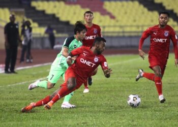 PEMAIN Melaka United, Wan Zaharulnizam Wan Zakaria (tengah) melepasi dua pemain PJ City dalam aksi Liga Super di Stadium Hang Jebat, Melaka malam ini. - UTUSAN/RASUL AZLI SAMAD