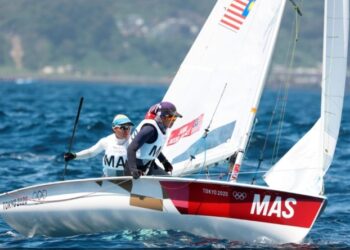 Nuraisyah Jamil-Juni Karimah Noor Jamali beraksi dalam perlumbaan ke-10 470 International wanita Sukan Olimpik Tokyo 2020 di Teluk Sagami hari ini. - KAMARUL AKHIR/ASIANA