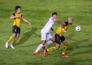 PERTAHANAN Kedah, Renan Alves cuba mempertahankan bola daripada dirampas pemain UITM FC dalam perlawanan Liga Super Malaysia 2021 di Stadium Darul Aman malam tadi. - UTUSAN/ SHAHIR NOORDIN