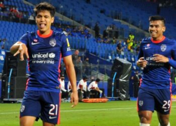 PEMAIN JDT, Nazmi Faiz meraikan gol jaringannya menentang KL City FC pada perlawanan Liga Super di Stadium Sultan Ibrahim, Iskandar Puteri malam ini. - UTUSAN/RAJA JAAFAR ALI