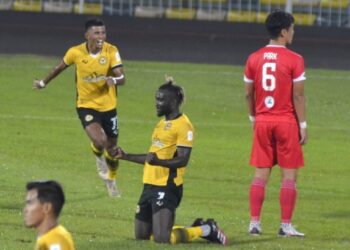 PENYERANG Perak FC, Nana Poku meraikan jaringannya ketika menentang Sabah FC dalam perlawanan Liga Super di Stadium Perak di Ipoh hari ini.  - UTUSAN/ZULFACHRI ZULKIFLI