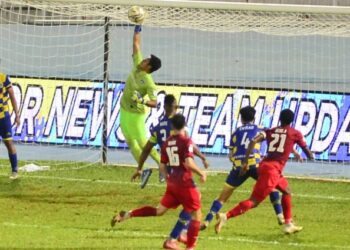 PENJAGA gol Sri Pahang menyelamatkan percubaan lawan dalam perlawanan Piala Malaysia menentang Sarawak United di Stadium Darul Makmur, Kuantan malam ini. - UtUSAN/SHAIKH AHMAD RAZIF