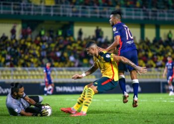 AKSI suku akhir pertama Piala Malaysia Kedah-JDT berlangsung sengit dan berakhir 0-0. - UTUSAN/SHAHIR NOORDIN