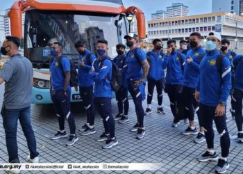 SKUAD Harimau Malaya kendalian Tan Cheng Hoe tiba di hotel penginapan di Singapura semalam.