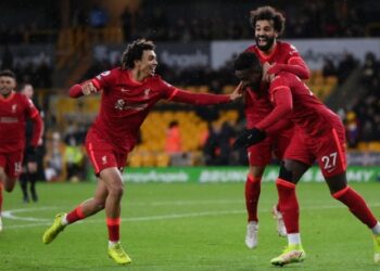 PEMAIN Liverpool meraikan gol kemenangan Divock Origi di Wolverhampton sebentar tadi. 