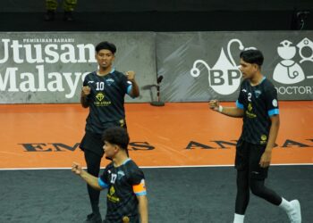 PEMAIN Penang Black Panthers meraikan kejayaan menumpaskan Bomba Fighters dalam aksi Liga Premier, STL 2021/2022 di Stadium Indera Mulia, Ipoh malam ini. - IHSAN STL