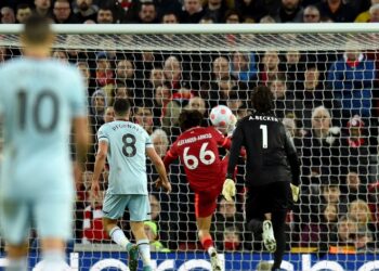 TRENT Alexander-Arnold mengeluarkan bola yang meniti di atas garisan pintu gol Liverpool ketika bertemu West Ham.