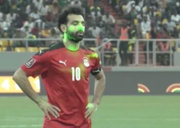 PANCARAN laser disasarkan ke muka Mohamed Salah ketika penyerang Mesir itu mengambil sepakan penalti.