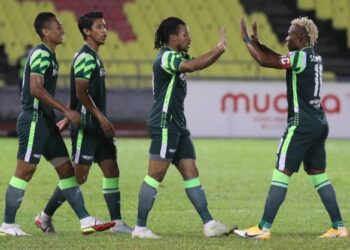 Emmanuel Oti Essigba (dua dari kanan) meraikan jaringannya bersama rakan sepasukan ketika membantu Melaka United menewaskan PIB FC dalam aksi Piala FA di Stadium Hang Jebat, Paya Rumput, Melaka hari ini. - UTUSAN/RASUL AZLI SAMAD