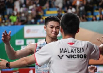 LEE Zii Jia meraikan kejayaan menewaskan pemain Indonesia, Jonatan Christie  bersama jurulatihnya, Indra Wijaya.