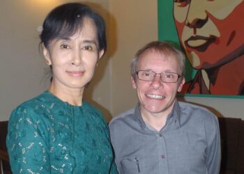 SEAN TURNELL bersama Aung San Suu Kyi. - AGENSI