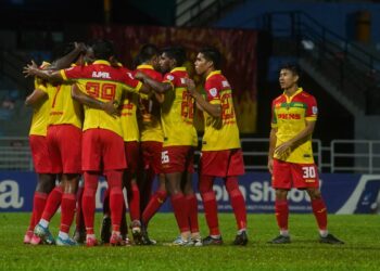 PEMAIN Selangor meraikan sepakan penalti Ifedayo Olusegun yang membawa kepada kemenangan 1-0 ke atas Perak dalam aksi pembukaan Kumpulan B, Piala Malaysia di Stadium Majlis Bandaraya Petaling Jaya kelmarin.  – UTUSAN/SHIDDIEQIIN ZON