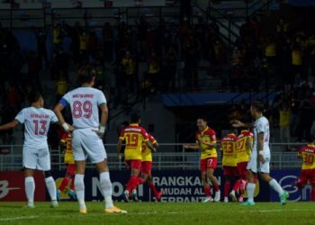 PEMAIN-pemain Selangor meraikan jaringan pada perlawanan Piala Malaysia menentang Kuching City FC, di Stadium MBPJ, malam tadi. Gambar: SHIDDIEQIIN ZO