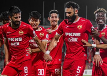 Pemain Selangor meraikan jaringan Noor Al-Rawabdeh ketika aksi Liga Super menentang Kuching City di Stadium Negeri,malam ini.-IHSAN SELANGOR FC