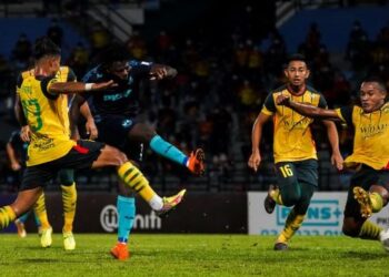 PENYERANG Selangor, Ifedayo Olesegun melakukan rembatan dalam aksi Liga Super menentang Kedah di Stadium MBPJ malam ini. - UTUSAN/SHIDDIEQIIN ZON