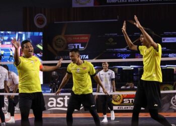 PEMAIN Selangor Piston meraikan kemenangan selepas menewaskan Putrajaya Cyborg dalam aksi minggu keenam saingan Premier Emas Anuar Liga Sepak Takraw 2021/2022.