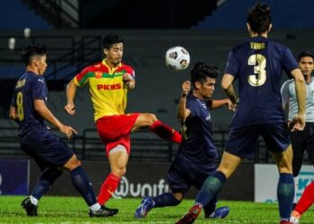 PEMAIN Selangor, Brendan Gan diasak pemain Kuala Lumpur City dalam aksi Liga Super di Stadium Majlis Bandaraya Petaling Jaya hari ini. - UTUSAN/SHIDDIEQIIN ZON