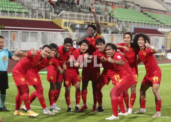 PEMAIN Selangor meraikan gol keempat yang dijaringkan Ifedayo Olusegun .