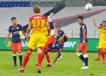 PENYERANG JDT, Bergson Gustavo melakukan sepakan gunting ketika menentang Selangor dalam aksi Liga Super di Stadium Sultan Ibrahim, Iskandar Puteri malam ini. - UTUSAN/RAJA JAAFAR ALI