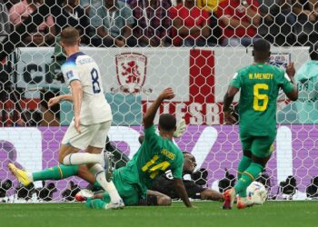 Pemain tengah England, Jordan Henderson (kiri) membuka jaringan pertama Three Lions menentang Senegal, kelmarin. - AFP