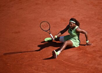 REAKSI Serena Williams ketika menentang Elena Rybakina pada pusingan keempat Terbuka Perancis di Paris hari ini. - AFP