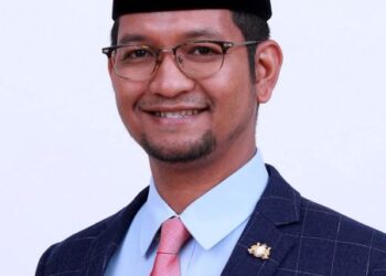 SHEIKH Omar Bagharib Ali bersama isterinya setelah tidak berjaya mempertahankan kerusi DUN Paloh yang dimenangi BN di Kluang, Johor.