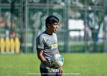 SHUKOR Adan menutup karier bola sepak secara profesional dengan bergaya apabila KL City menjuarai Piala Malaysia 2021.- IHSAN KLFA