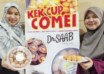 SITI Hawa Abdullah (kiri) bersama kakaknya, Siti Mariam mempromosikan perniagaan kek cawan mereka iaitu Kek Cup Comei: Dr. Saab di Kepala Batas, Pulau Pinang baru-baru ini.