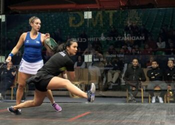 RACHEL Arnold (depan) gagal memberi mata pertama buat Malaysia selepas tewas kepada Camille Serme dalam aksi terakhir Kumpulan D menentang Perancis di Kaherah, Mesir, semalam. 
– Gambar World Squash Federation