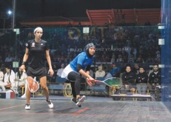 AIFA Azman (kanan) memberikan tentangan sengit kepada Nouran Gohar dalam separuh akhir Skuasy Berpasukan Wanita Dunia 
di Kaherah semalam. – IHSAN World Squash Federation