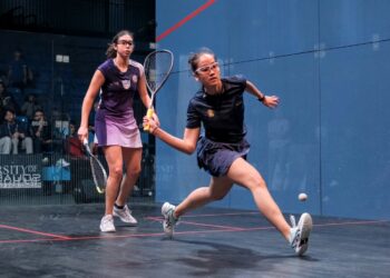 AIRA AZMAN (depan) gagal memberikan tentangan kepada Fayrouz Abouelkheir pada separuh akhir Terbuka Remaja Britain di Birmingham, England, semalam. - IHSAN britishjunioropen.com