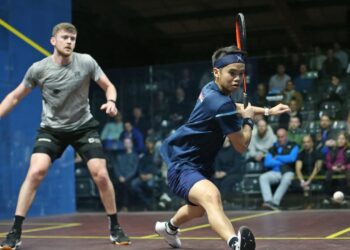 NG EAIN YOW (kanan) membalas pukulan yang dilakukan Patrick Rooney sewaktu beraksi dalam pusingan pertama Kejohanan Skuasy Optasia 2023 di Kelab Wimbledon, London, semalam. - Ihsan Optasia.com