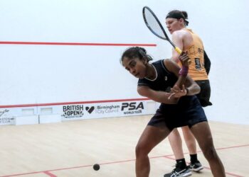 S. Sivasangari membalas pukulan yang dilakukan Sarah-Jane Perry pada pusingan kedua Terbuka Britain di Kelab Edgbaston Priory, Birmingham, England, semalam. - Ihsan britishopensquash.com