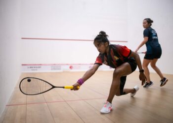 S. SIVASANGARI (kiri) mara ke separuh akhir selepas menundukkan Aifa Azman pada peringkat lapan terbaik Kejohanan Skuasy Individu Asia 2023 di Pusat Skuasy Hong Kong, Hong Kong, hari ini. - Ihsan hksquash.org.hk