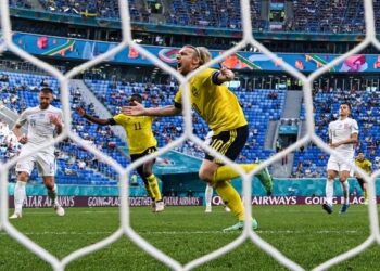 PEMAIN Sweden, Emil Forsberg meraikan jaringannya menerusi sepakan penalti ketika menentang Slovakia di Stadium Saint Petersburg, Saint Petersburg semalam. - AFP