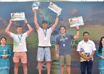 DAWID Mocke (tengah) mengukuhkan kedudukan selaku pendahulu dalam kejuaraan kanu Pahang Ocean Paddle International Challenge (POPIC) 2022 selepas memenangi peringkat kedua kategori Open International Single Ocean Race di Pantai Legenda di Pekan, Pahang.