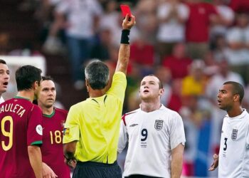 Wayne Rooney pernah dilayangkan kad merah pada Piala Dunia 2006 yang menjadi pemusnah kepada impian England.