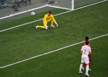 PENJAGA Gol Switzerland, Yann Sommer hanya mampu melihat bola menerjah jaring hasil rembatan kencang Jordi Alba untuk gol pertama Sepanyol. - AFP