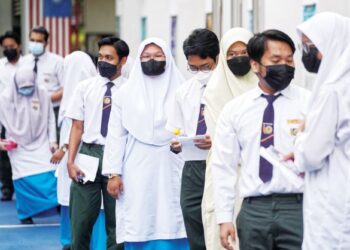 SELAIN bimbang silap memilih jurusan, terdapat dalam kalangan lepasan SPM memikirkan sama ada mahu sambung belajar kerana ramai yang sudah berada dalam industri pekerjaan seperti restoran makanan segera dan penghantar makanan.