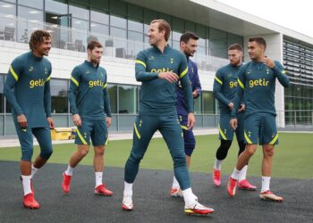 PEMAIN Tottenham menjalani latihan.