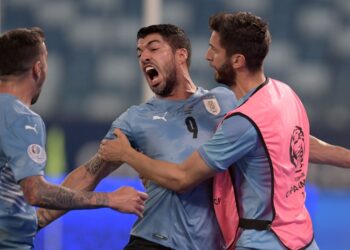 LUIS Suarez (tengah) meraikan jaringannya ketika membantu Uruguay menentang Chile di Pantanal Arena, Cuiaba, Brazil hari ini.