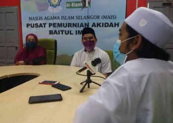 SUFIAN (kopiah putih) beramah mesra dengan Muhammad Zulhusni (tengah) dan Mazlina di PPA Baitul Iman MAIS, Ulu Yam, Hulu Selangor, hari ini.