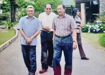 SYED Azizan Syed Mohamed Ali Al Idrus (tengah) bersama Sultan Sallehuddin Sultan Badlishah dan rakan yang lain ketika berada di Gunung Jerai, Kedah