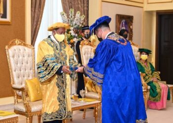 SULTAN Kedah, Al Aminul Karim Sultan Sallehuddin Sultan Badlishah (kiri) menyempurnakan pemasyhuran Tunku Shazuddin Arif Al Aminul Karim Sultan Sallehuddin sebagai Pro-Canselor UUM baharu di Istana Anak Bukit, Alor Setar, hari ini.