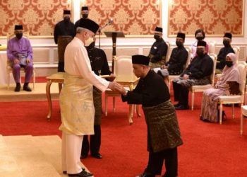 SULTAN Nazrin Muizzuddin Shah menyerahkan watikah pelantikan jawatan Menteri Besar Perak kepada Saarani Mohamad dalam istiadat angkat sumpah jawatan di Istana Iskandariah, Kuala Kangsar hari ini. - IHSAN PEJABAT SUK PERAK