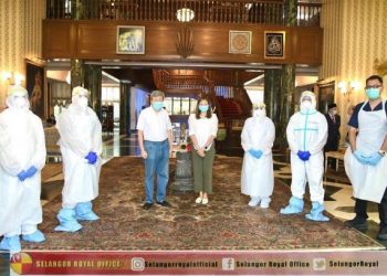 SULTAN Sharafuddin Idris Shah (tiga dari kanan) bersama Tengku Permaisuri Norashikin berkenan melakukan ujian saringan Covid-19 7 Oktober lalu. - IHSAN SELANGOR ROYAL OFFICE